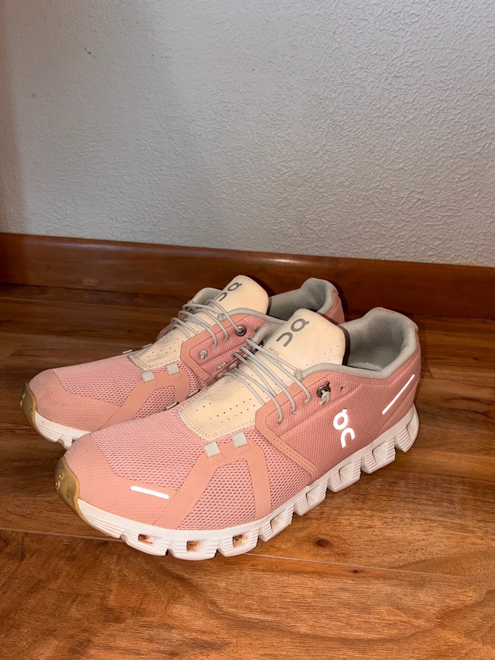 On Cloud 5 Women’s Athletic Running Sneaker Shoes, pink- size 11